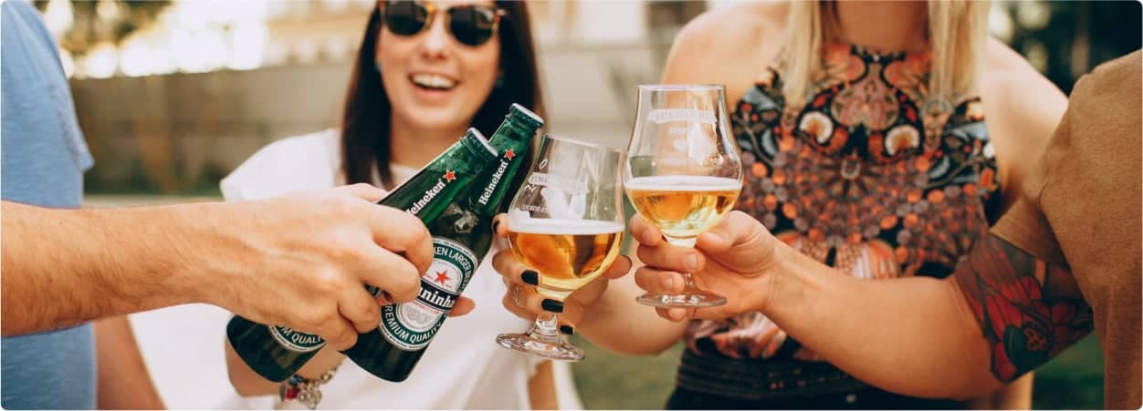 Mensen die bier drinken